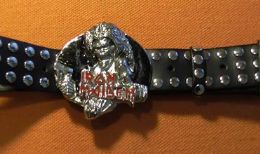 Cintura in cuoio interamente borchiata fibbia Iron Maiden