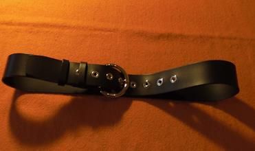 Cintura donna modello Lidia in cuoio nero fibbia mezzaluna